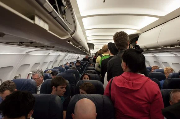 Pasjeros sentándose en un avión