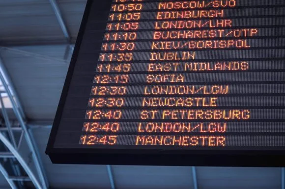 Pantalla mostrando diferentes destinos y horarios